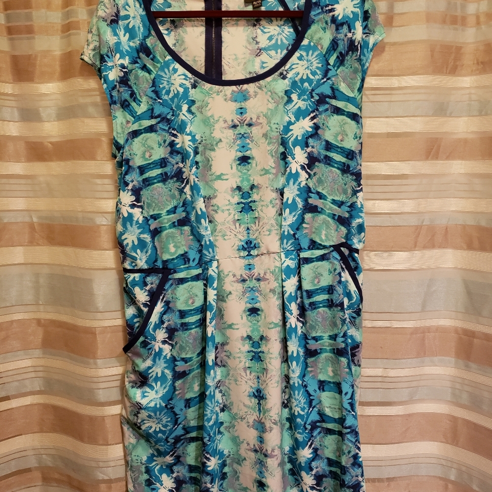 Dress with pockets and back zip details